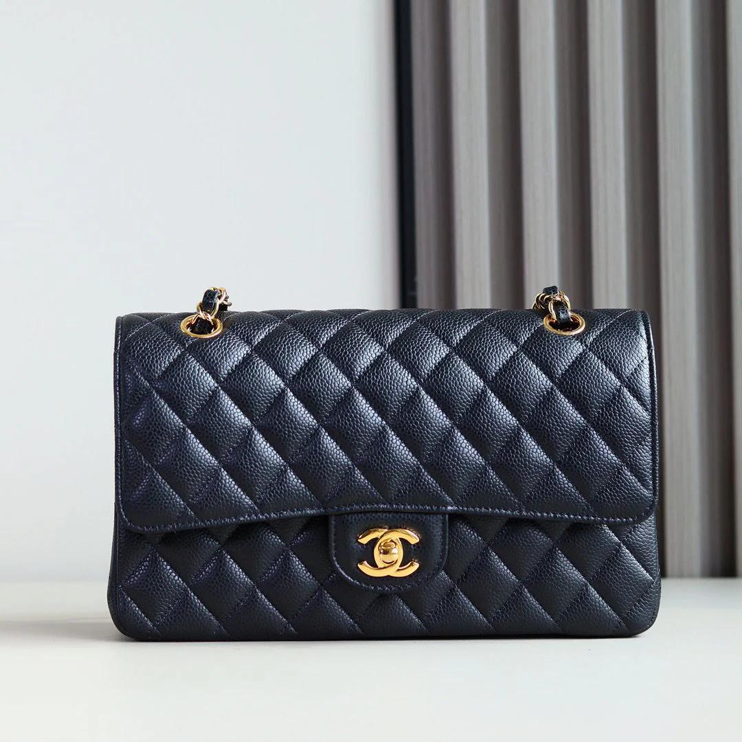 Bolsa preta com acabamento matelassê e ferragens douradas