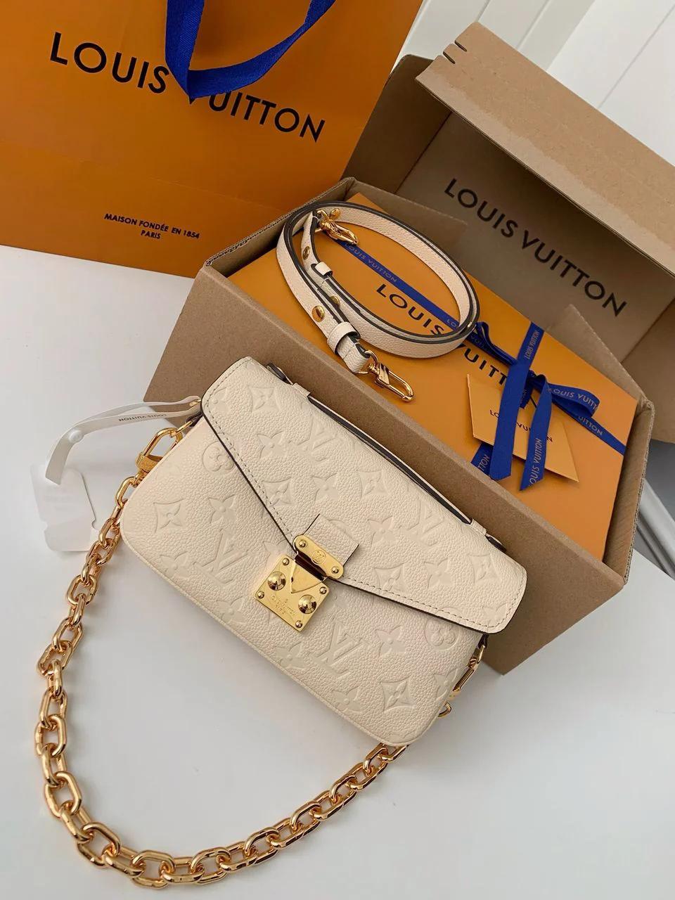 Bolsa clara com alça e corrente dourada na embalagem