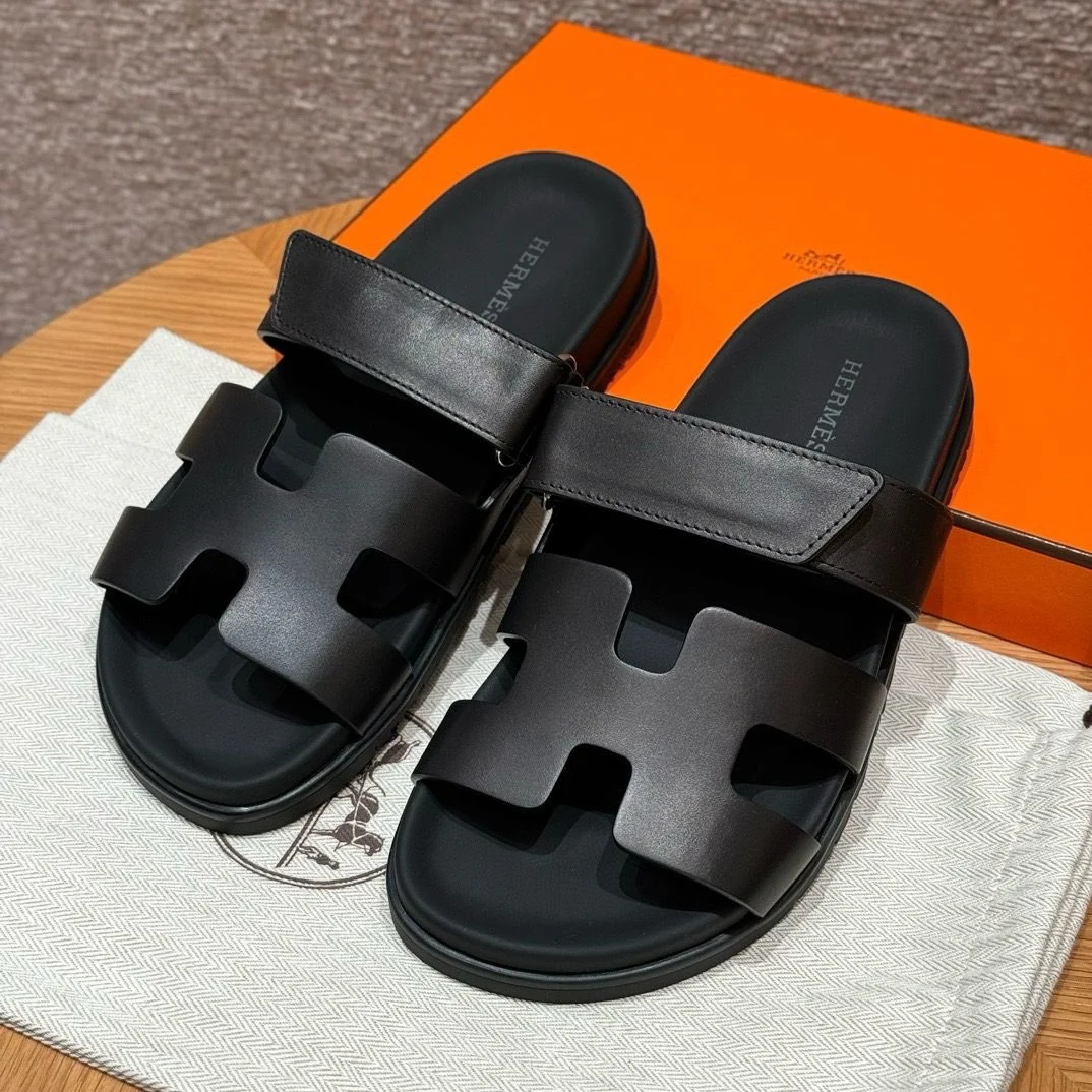 Chinelo deslizante preto em couro com tira transversal