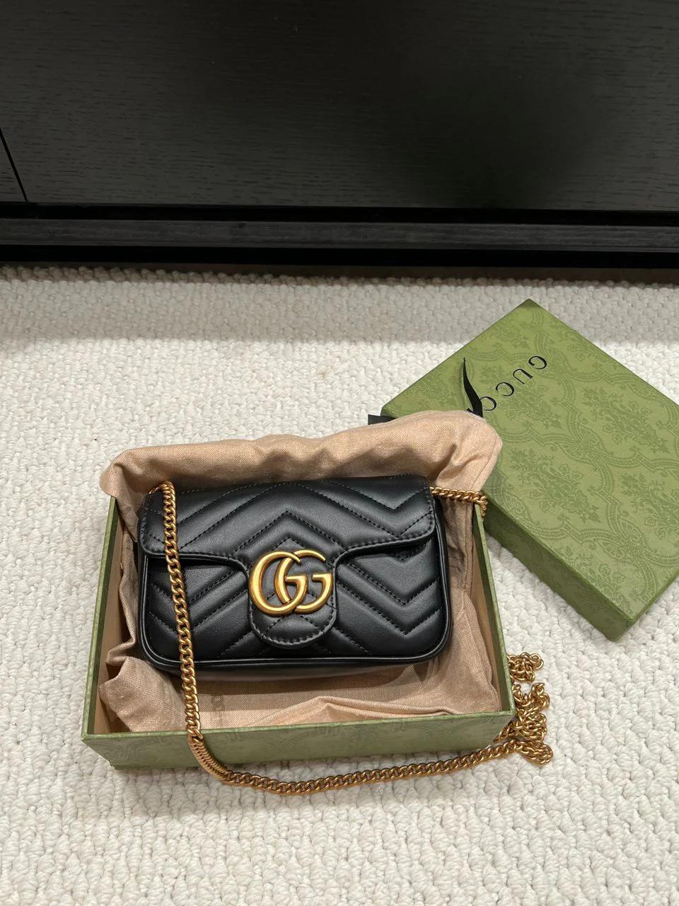 Bolsa preta compacta com corrente dourada